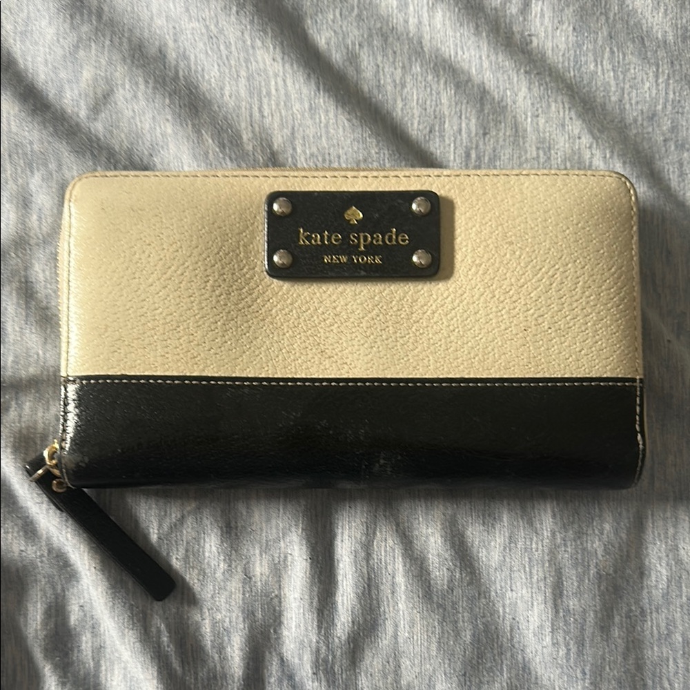 Kate Spade Black and Cream Wallet Sophisticated Design